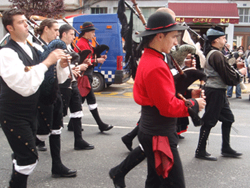 Attic deltager i en folklore-festival i Galicien